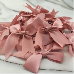 Kit 50 Laços Rosa de Cetim Poliéster para Decoração Arte Artesanato Flor